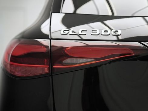 Used 2024 Mercedes-Benz GLC 300 4MATIC image 11