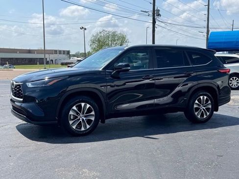 Used 2023 Toyota Highlander XLE AWD/4WD image 3