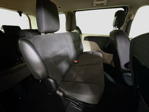 Used 2019 Dodge Grand Caravan SE w/ UConnect Hands-Free Group image 26
