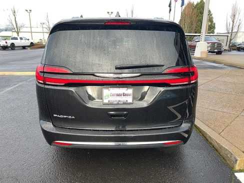 Used 2022 Chrysler Pacifica Touring-L image 12