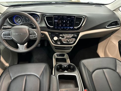 Used 2024 Chrysler Pacifica Touring-L image 20