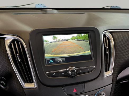 Used 2017 Chevrolet Malibu LT FWD image 14