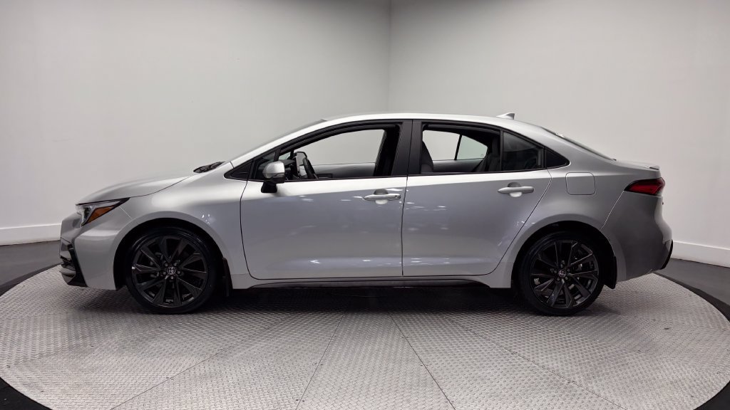 Certified 2025 Toyota Corolla SE FWD image 4