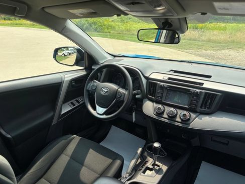 Used 2018 Toyota RAV4 LE w/ All Weather Liner Package FWD image 30
