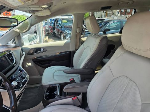 Used 2018 Chrysler Pacifica Touring-L FWD image 6