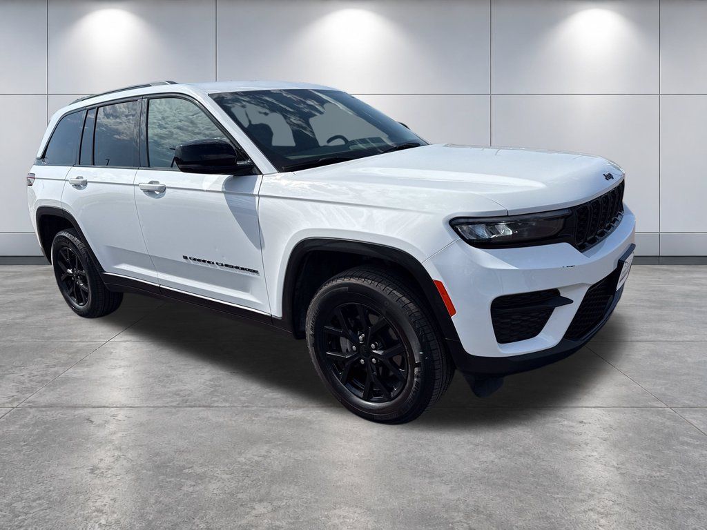 Used 2025 Jeep Grand Cherokee Altitude AWD/4WD image 7