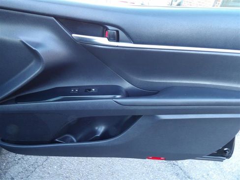 Used 2020 Toyota Camry SE w/ Sunroof Package image 19