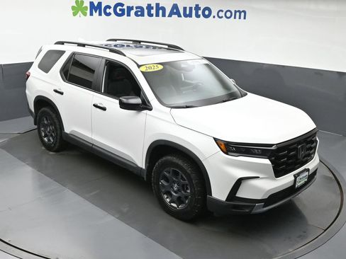 Used 2025 Honda Pilot TrailSport image 3