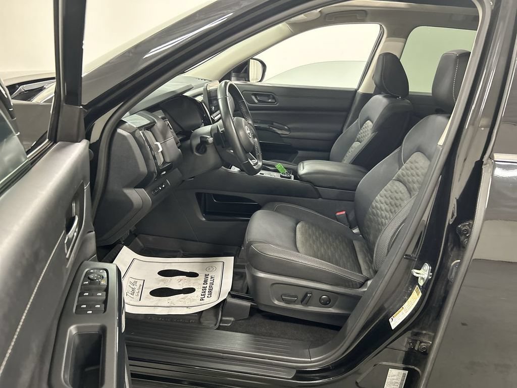 Used 2023 Nissan Pathfinder SV w/ SV Premium Package AWD/4WD image 9