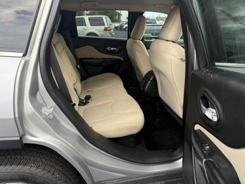 Used 2016 Jeep Cherokee Latitude w/ Comfort/Convenience Group FWD image 11