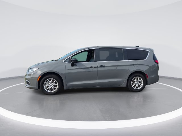Used 2025 Chrysler Pacifica Select FWD image 4