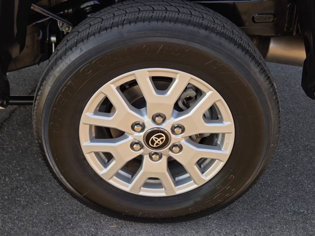 Used 2025 Toyota Tacoma SR5 AWD/4WD image 10
