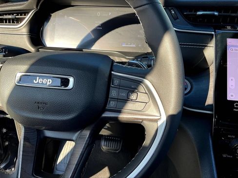 Used 2024 Jeep Grand Cherokee Limited w/ Black Appearance Package AWD/4WD image 14