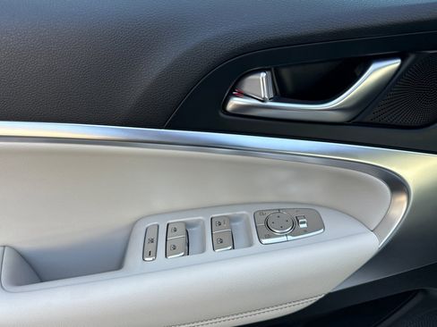 Used 2025 Genesis G70 2.5T image 12