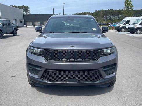 Used 2025 Jeep Grand Cherokee Altitude image 2