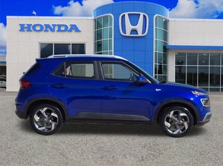 Used 2023 Hyundai Venue Limited video 2