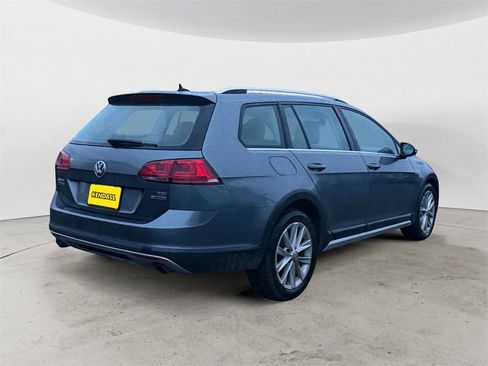 Used 2017 Volkswagen Golf Alltrack image 5