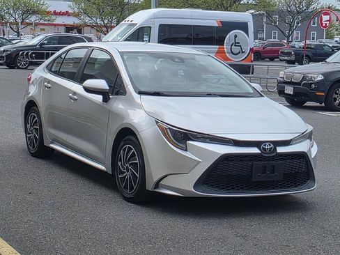 Used 2020 Toyota Corolla LE FWD image 3
