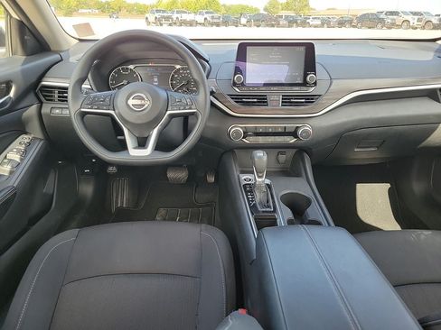 Used 2025 Nissan Altima 2.5 SV FWD image 10