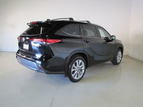 Used 2022 Toyota Highlander Limited FWD image 27