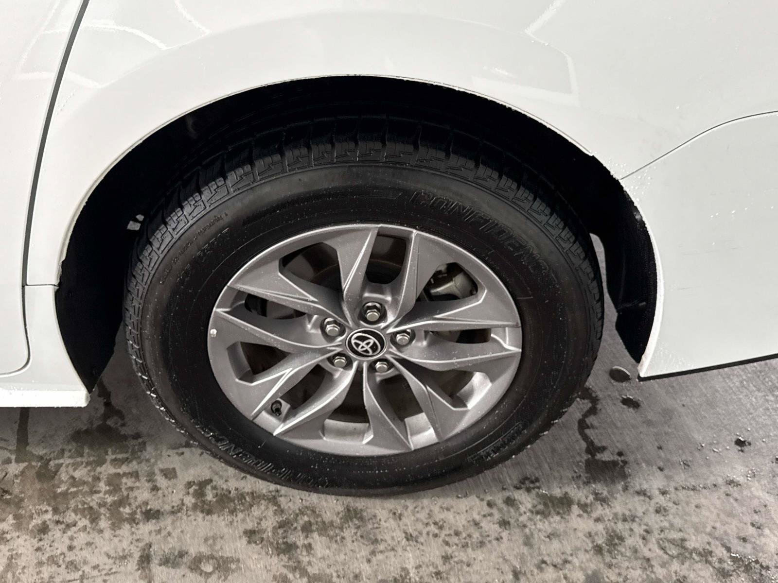 Used 2024 Toyota Sienna LE AWD/4WD image 8