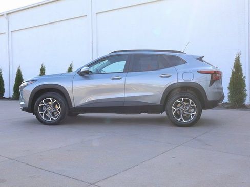 Used 2025 Chevrolet Trax LT FWD image 5