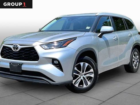 Used 2023 Toyota Highlander XLE AWD/4WD image 1
