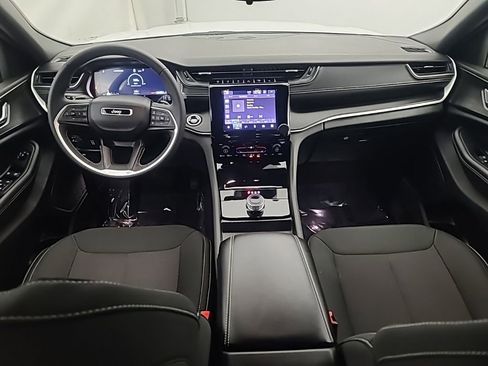 Used 2024 Jeep Grand Cherokee Laredo X image 21