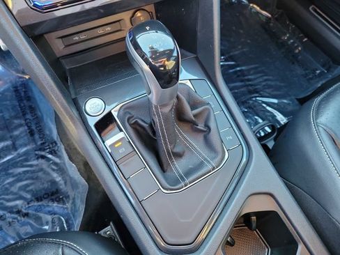 Certified 2022 Volkswagen Tiguan SE R-Line FWD image 29