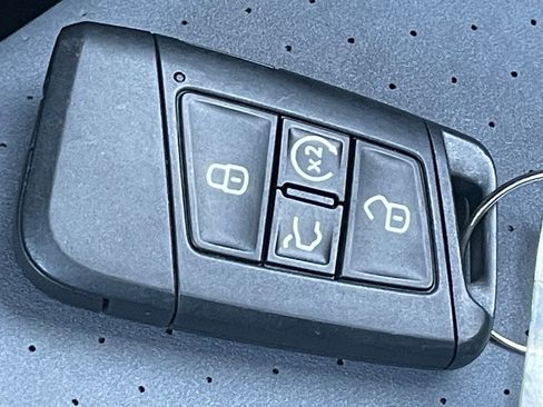 Used 2025 Volkswagen Jetta SE image 25