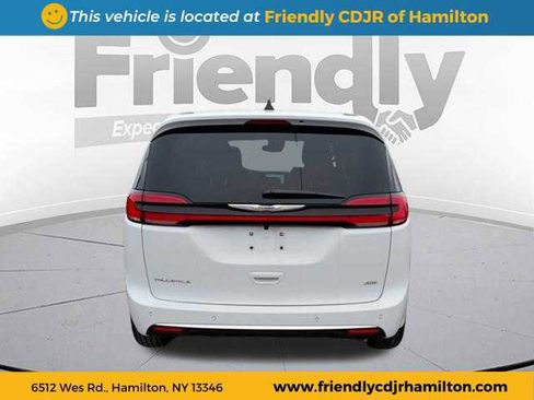 New 2026 Chrysler Pacifica Select image 4