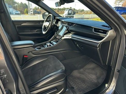 Used 2025 Jeep Grand Cherokee Altitude image 16