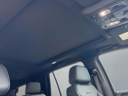 Used 2021 GMC Yukon Denali w/ Advanced Technology Package AWD/4WD image 24