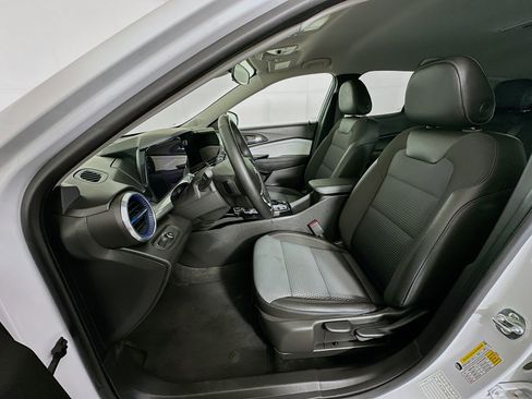 Used 2025 Chevrolet Trax LT w/ LT Convenience Package FWD image 13