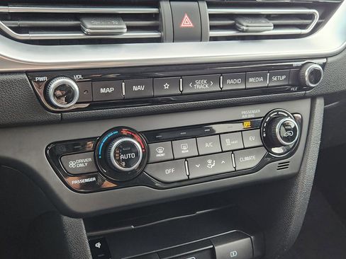 Used 2022 Kia Niro EX w/ Cold Weather Package FWD image 19