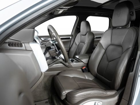 Used 2018 Porsche Cayenne Platinum Edition w/ Premium Package image 14