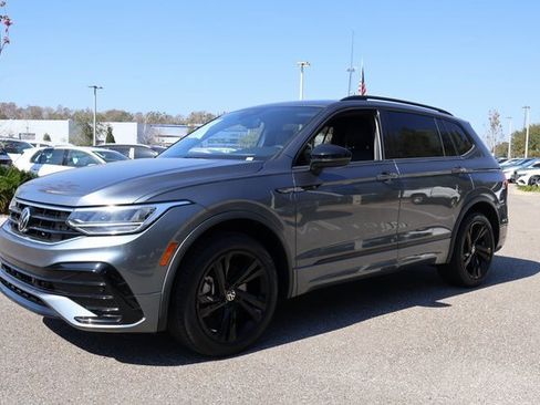 Certified 2024 Volkswagen Tiguan SE R-Line image 3