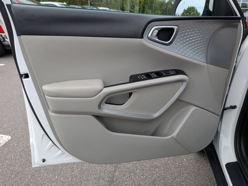 Used 2025 Kia Soul LX w/ LX Technology Package FWD image 12