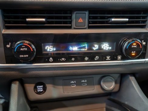 Used 2025 Nissan Rogue SV w/ SV Premium Package image 31