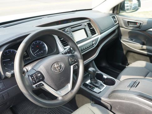 Used 2018 Toyota Highlander LE AWD/4WD image 12