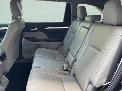 Used 2019 Toyota Highlander XLE AWD/4WD image 29