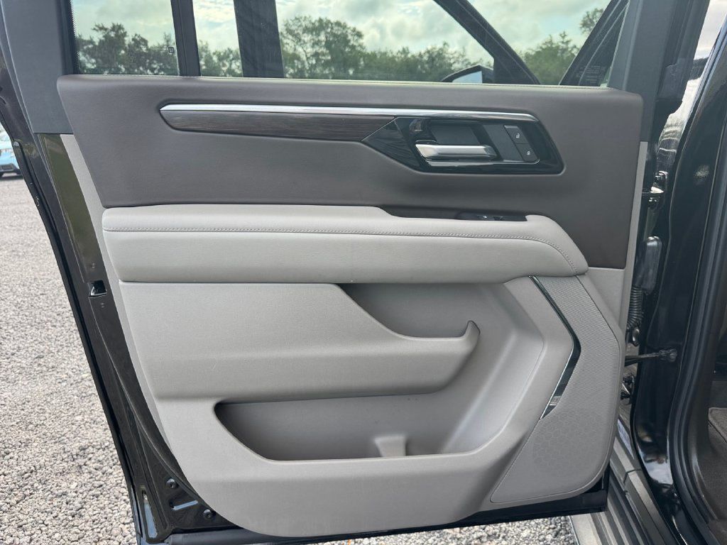 Used 2025 Chevrolet Suburban LT RWD image 33
