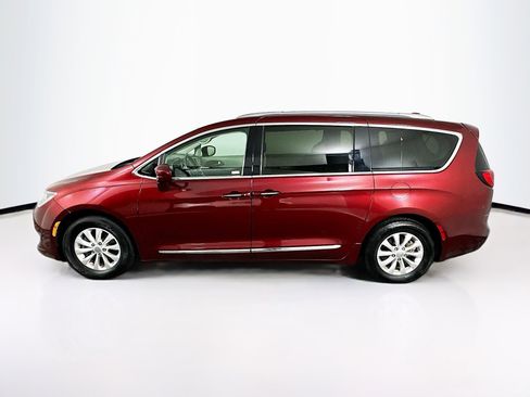 Used 2018 Chrysler Pacifica Touring-L FWD image 4