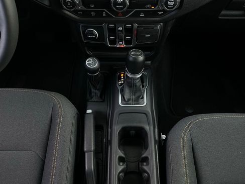 Used 2025 Jeep Wrangler Sport S image 15