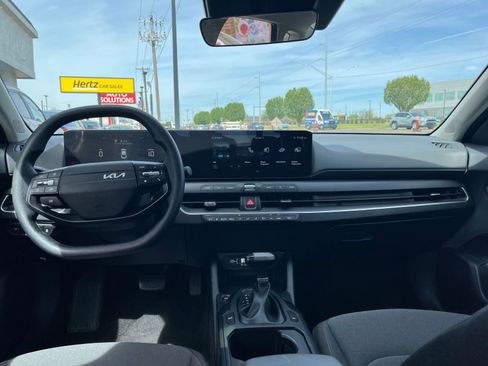 Used 2025 Kia K4 LXS image 32