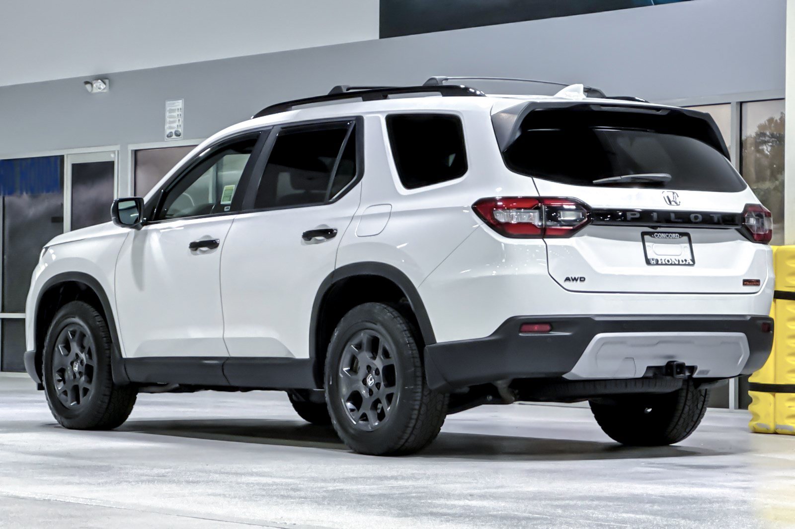 Used 2025 Honda Pilot TrailSport image 3