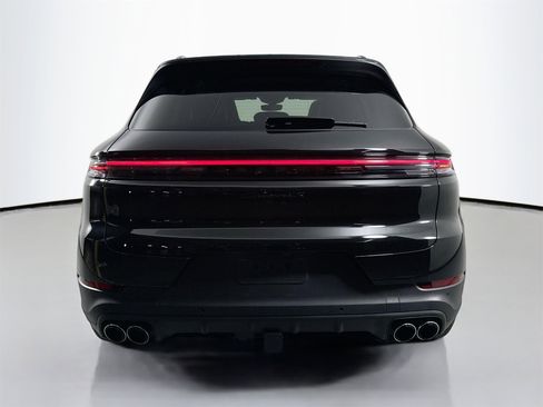 Certified 2025 Porsche Cayenne S image 6