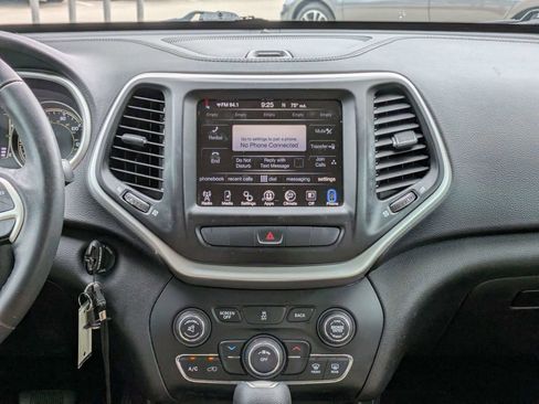 Used 2015 Jeep Cherokee Latitude FWD image 21