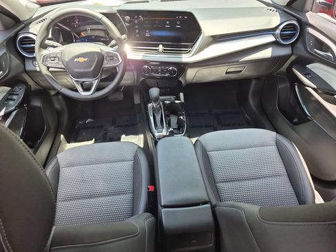 Used 2025 Chevrolet Trax LT w/ LT Convenience Package FWD image 25
