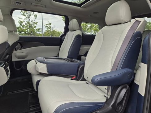 Certified 2025 Kia Carnival SX Prestige FWD image 13